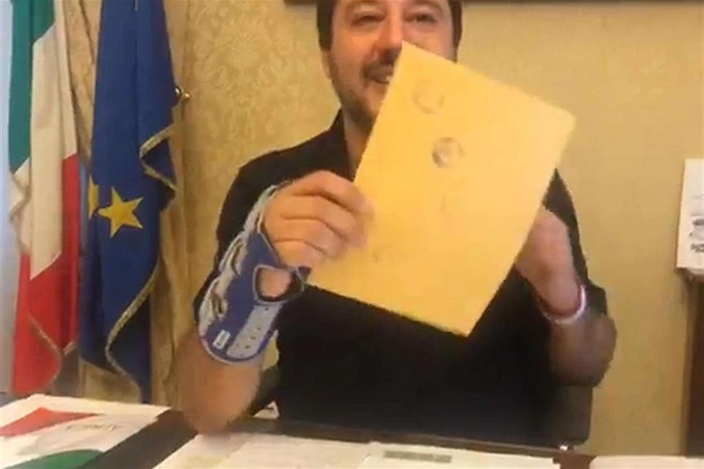 Salvini vuole il «no» al processo. M5s nel caos, governo rischia