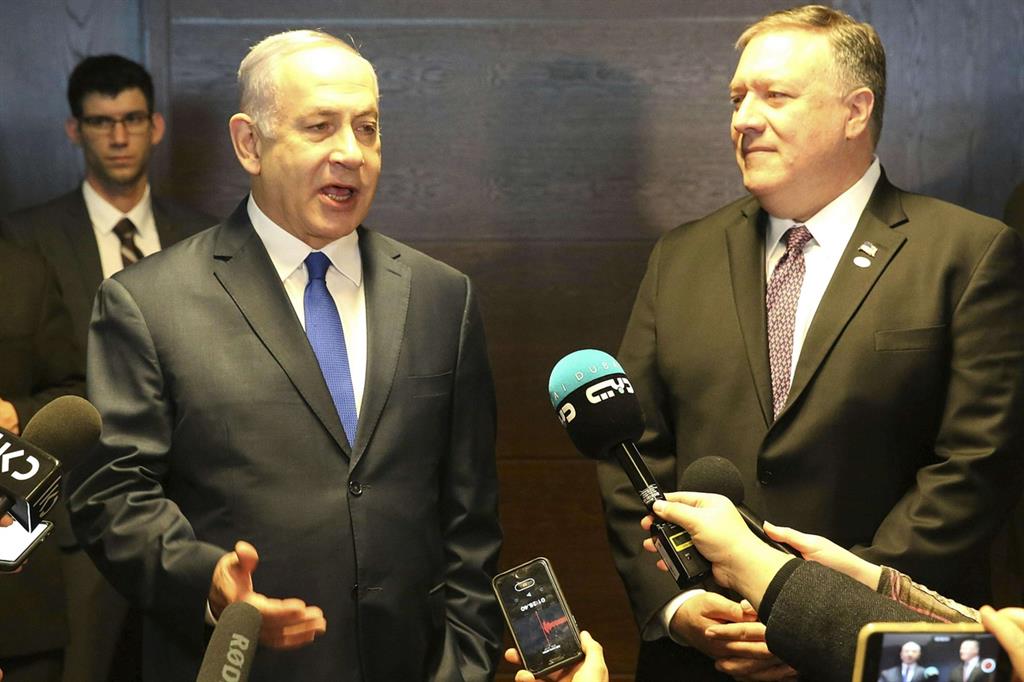 Il premier israeliano Benjamin Netanyahu insieme al segretario di Stato Usa Mike Pompeo (Ansa)