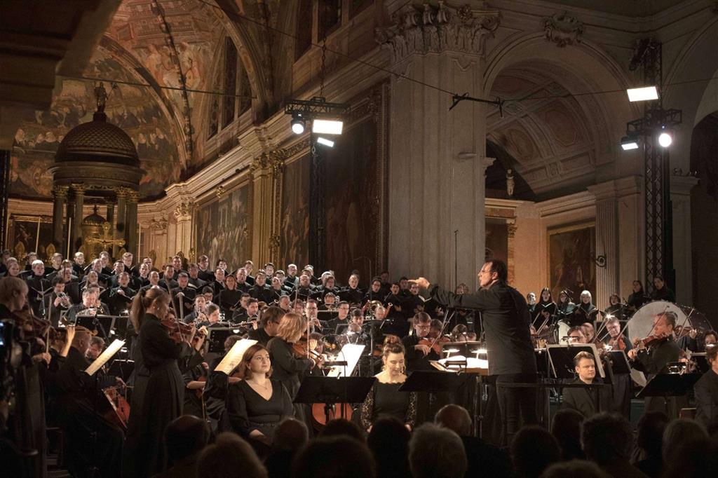 Teodor Currentzis dirige il Requiem di Verdi nella chiesa di San Marco a Milano (Silvia Lelli/Società del Quartetto)