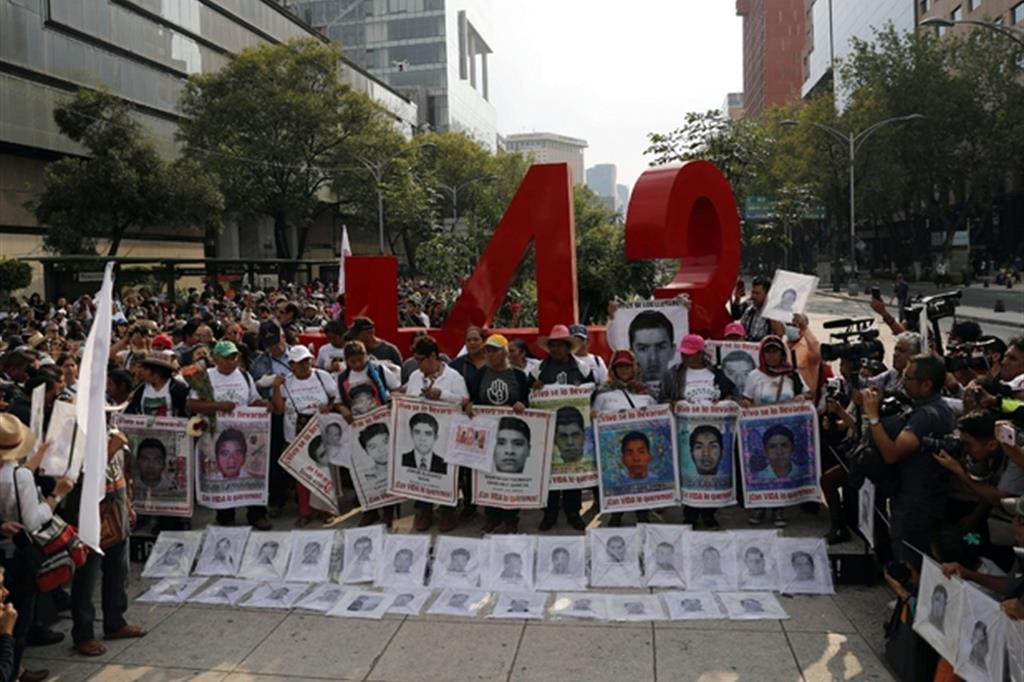 La marcia a Città del Messico per chiedere la verità sulla scomparsa dei 43 ragazzi nel Guerrero (Ansa)
