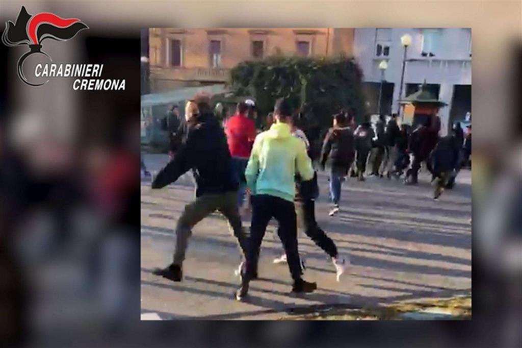Un'aggressione in piazza in uno dei video messi on line dalla baby gang