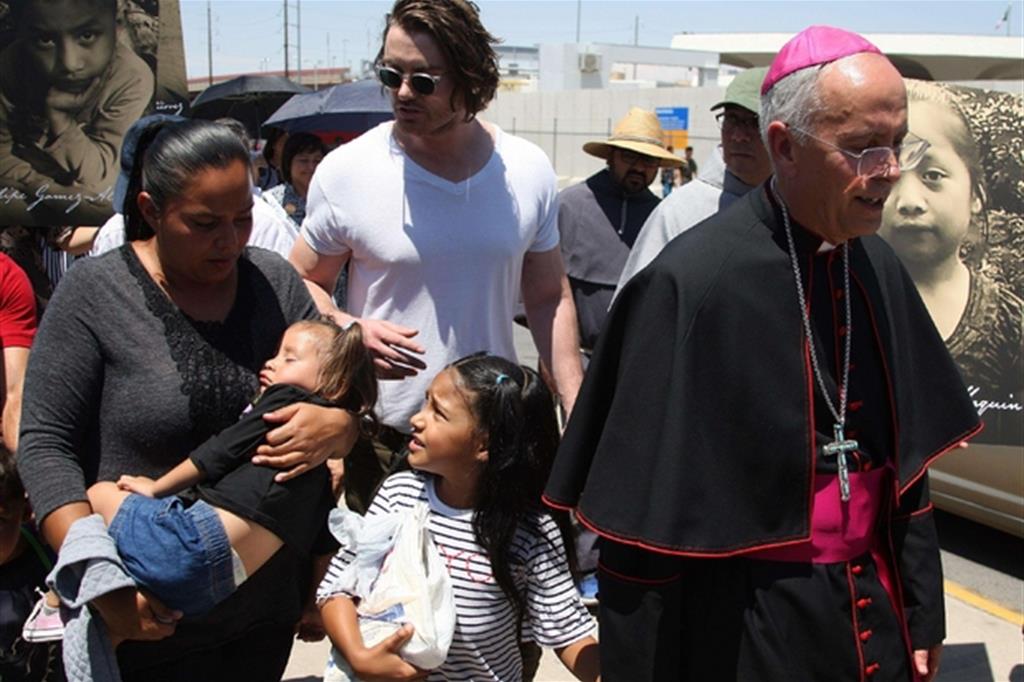 Monsignor Seitz, con i migranti, sul ponte internazionale Paso del Norte, Ansa