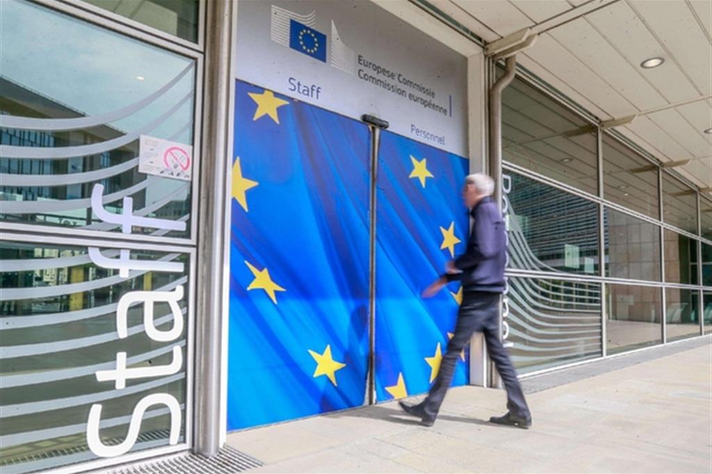 L’ingresso riservato ai funzionari della Commissione Europea a Bruxelles: le nuove nomine del governo Ue avverranno solo due giorni dopo le elezioni del 26 maggio (Ansa)