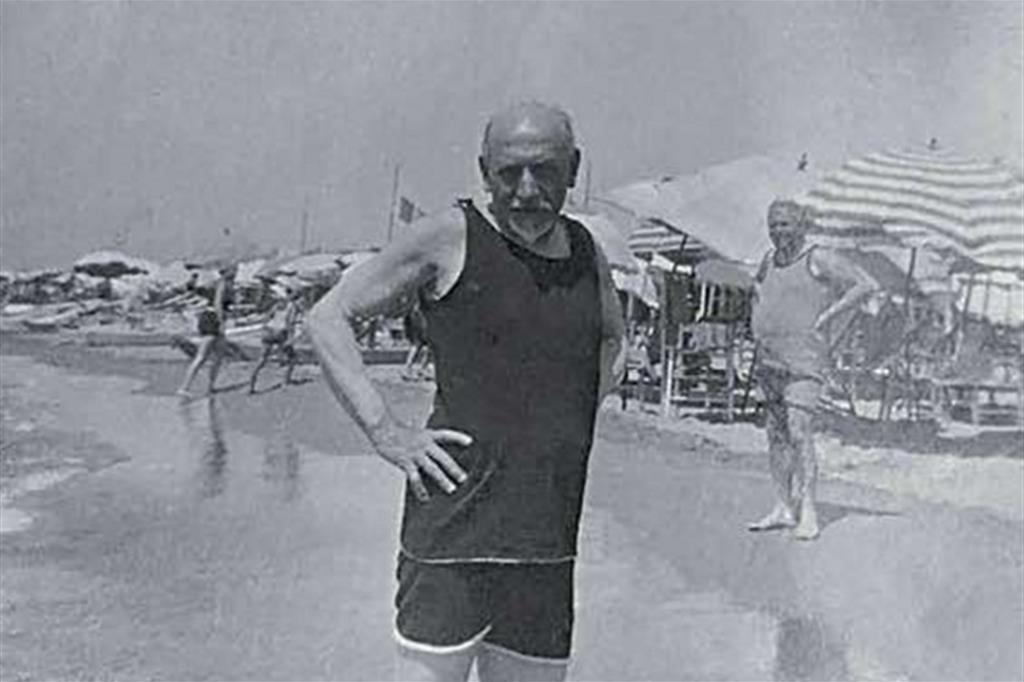 Lo scrittore Luigi Pirandello sulla spiaggia di Castiglion della Pescaia nel 1911