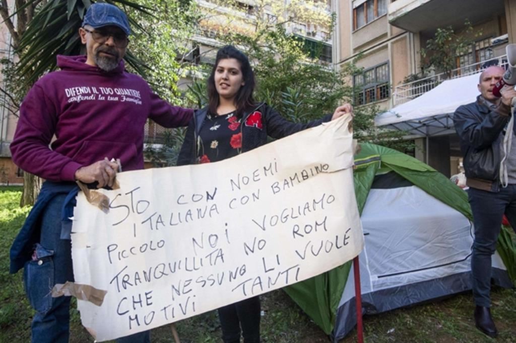 La famiglia rom "cacciata" a Roma dalla sua casa