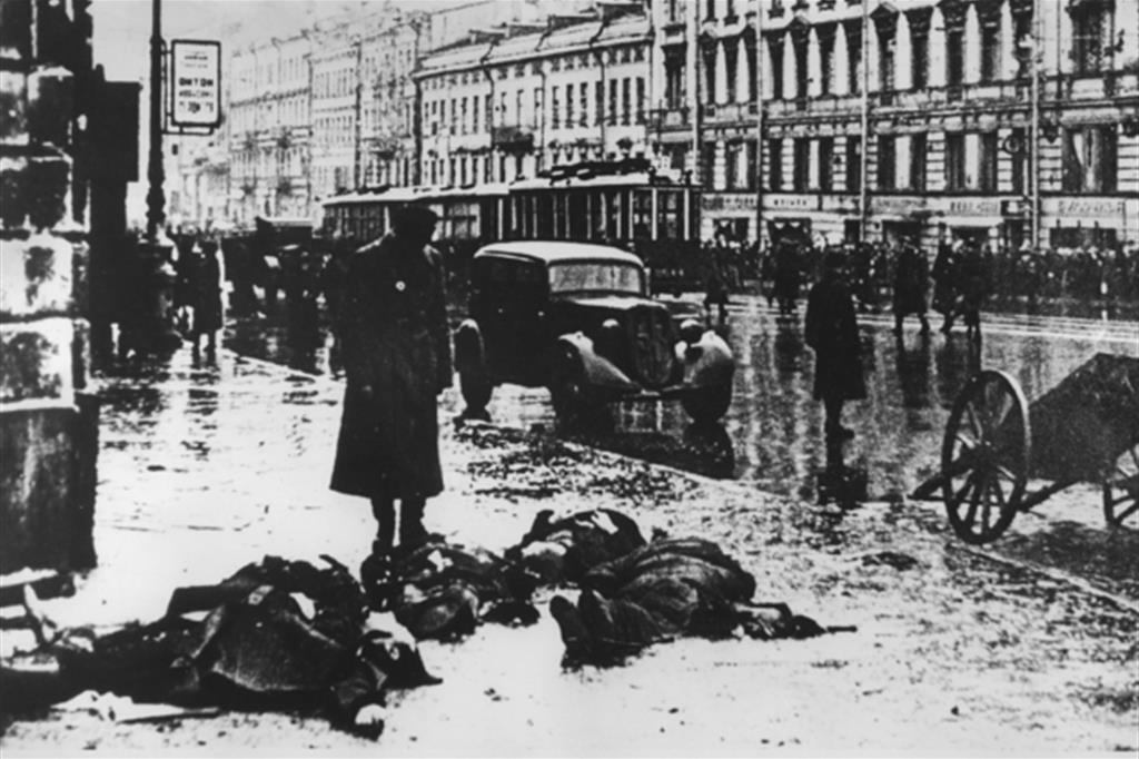Cadaveri per le strade di Leningrado durante l’assedio durato dall’8 settembre del 1941 al 27 gennaio del 1944