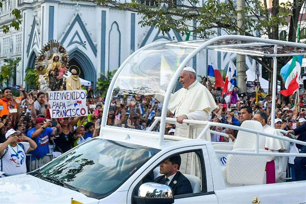 Duemila giovani in festa accolgono papa Francesco a Panama