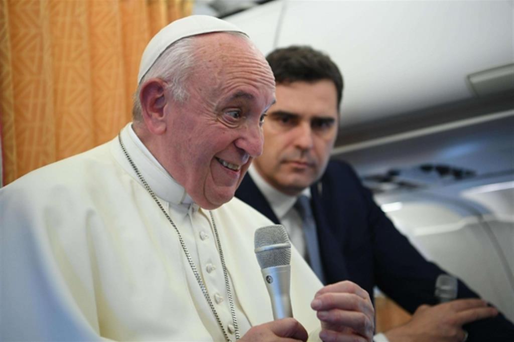 Papa Francesco durante la conferenza stampa sul volo che lo riporta a Roma (Ansa)