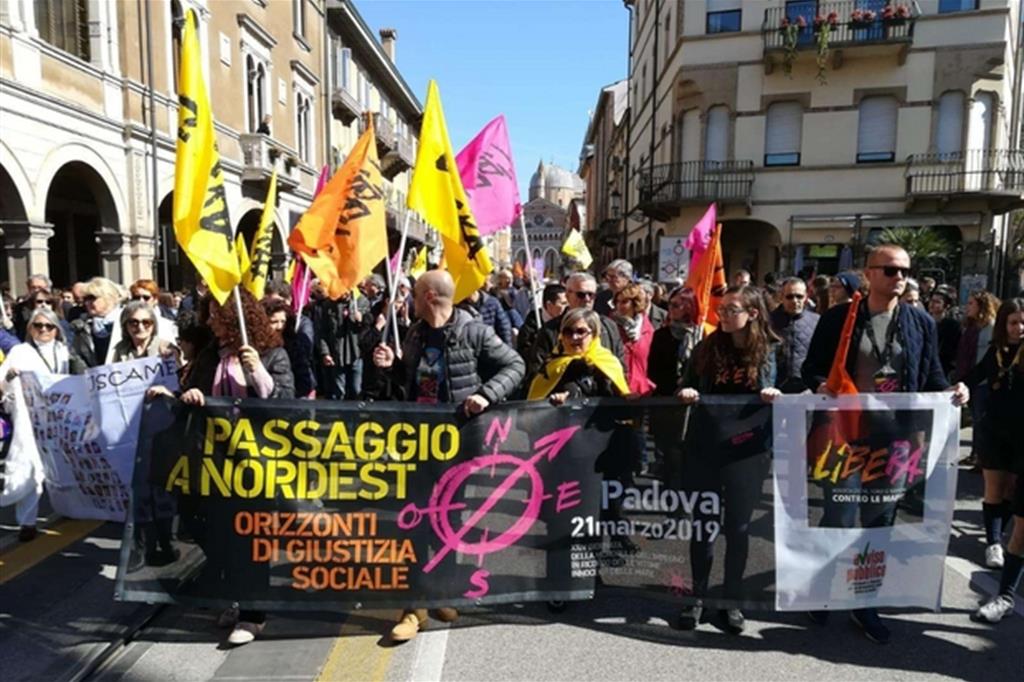 In migliaia a Padova al corteo per ricordare le vittime della mafia (Ansa)
