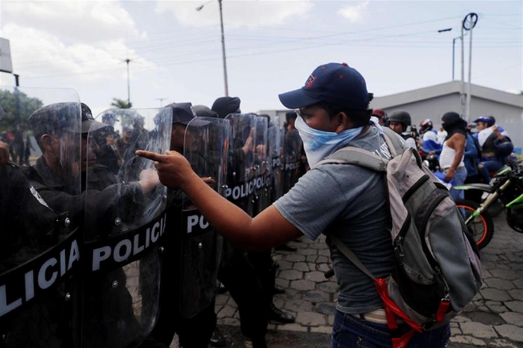 Il nuovo negoziato, partito mercoledì tra il governo di Daniel Ortega e l’opposizione per mettere fine a 10 mesi di crisi, vive un rallentamento Il mediatore Tünnermann: «È una grande occasione». Nella foto un ragazzo mascherato sfida la polizia nel centro di Managua durante un corteo del settembre scorso (Ansa)