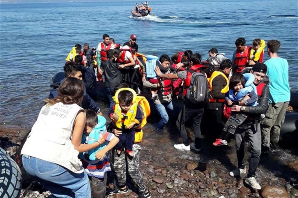 Bimbi profughi9 afghani sbarcano sulla costa di Skala Sikamias nell'isola greca di Lesbo (Ansa)