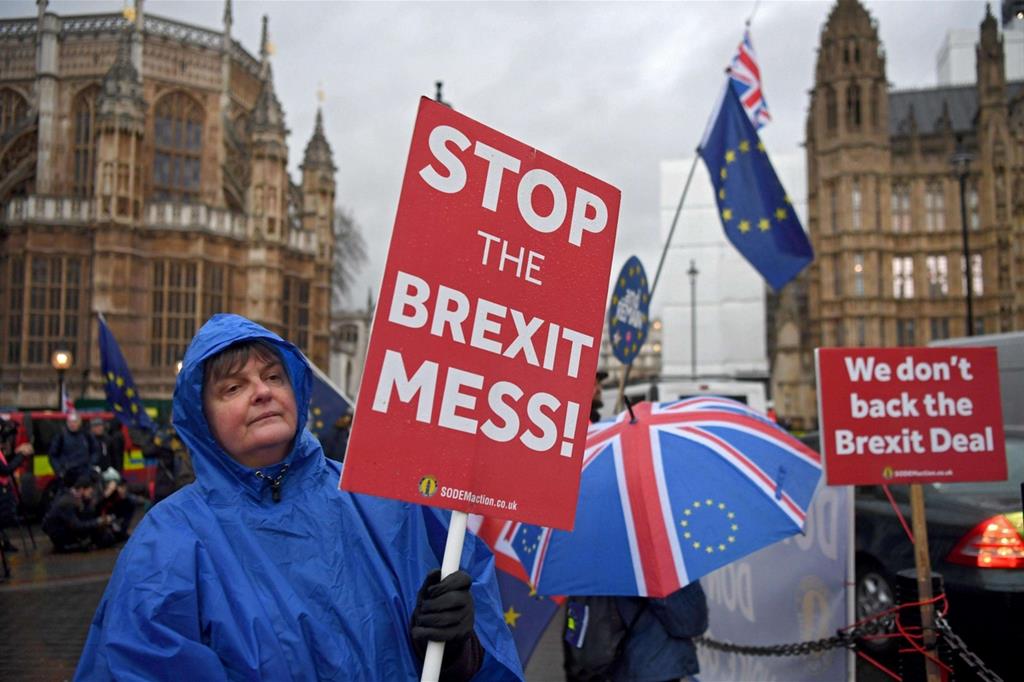 Manifestanti anti Brexit davanti a Westminster, sede del Parlamento britannico (Ansa)