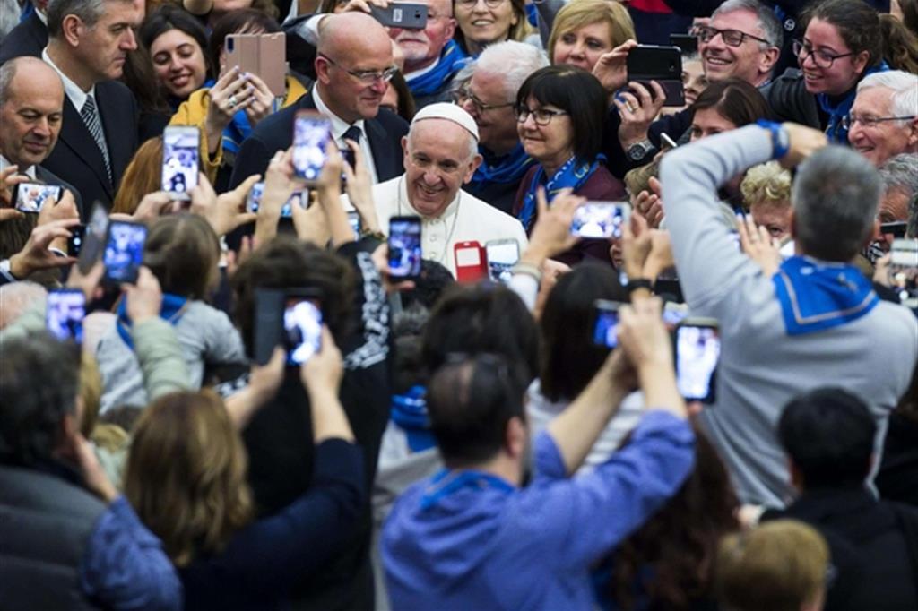 Papa: un’economia ispirata al Vangelo vince solitudine e disperazione
