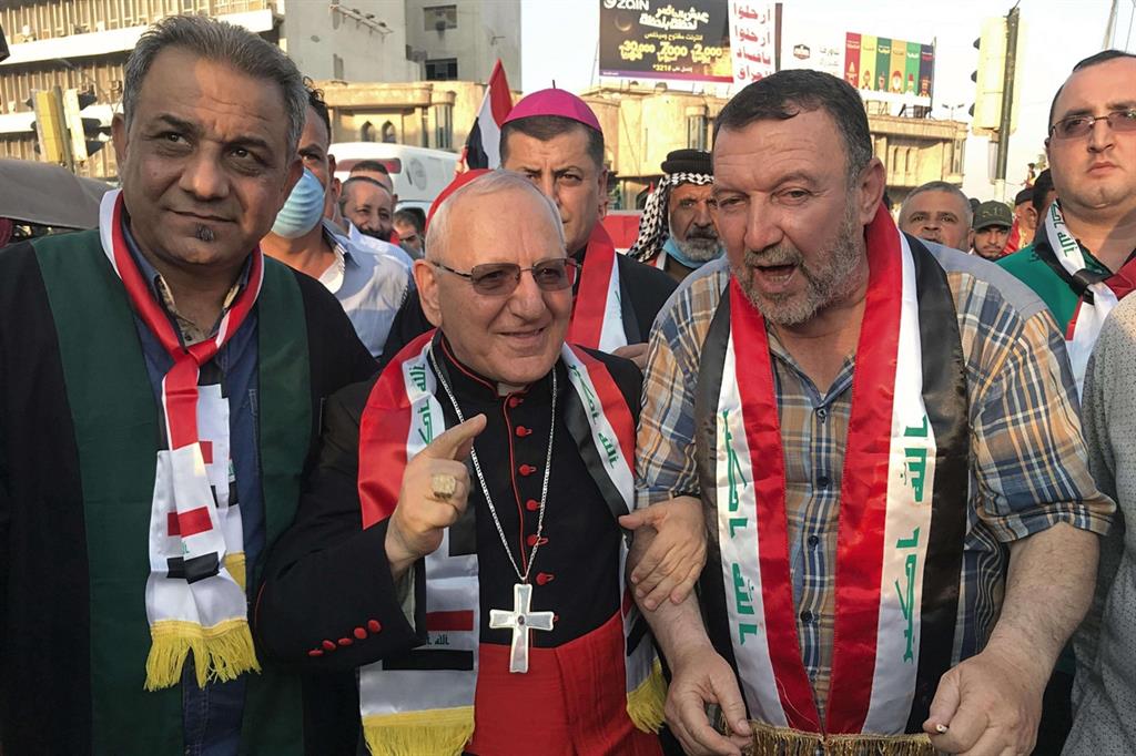 Il cardinale Sako fra i manifestanti a Baghdad (foto Ansa)