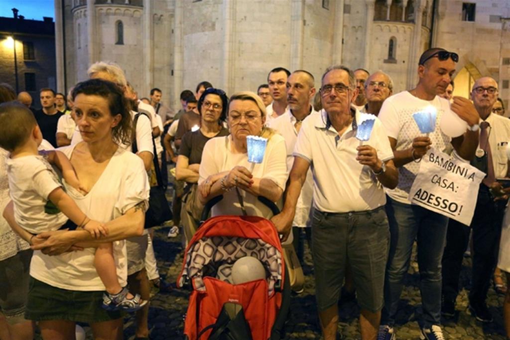 Un momento della fiaccolata a sostegno dei genitori di Bibbiano organizzata qualche giorno fa a Modena (Fotogramma)