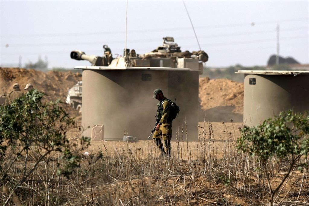 Un militare israeliano al confine con la Striscia di Gaza (Ansa)