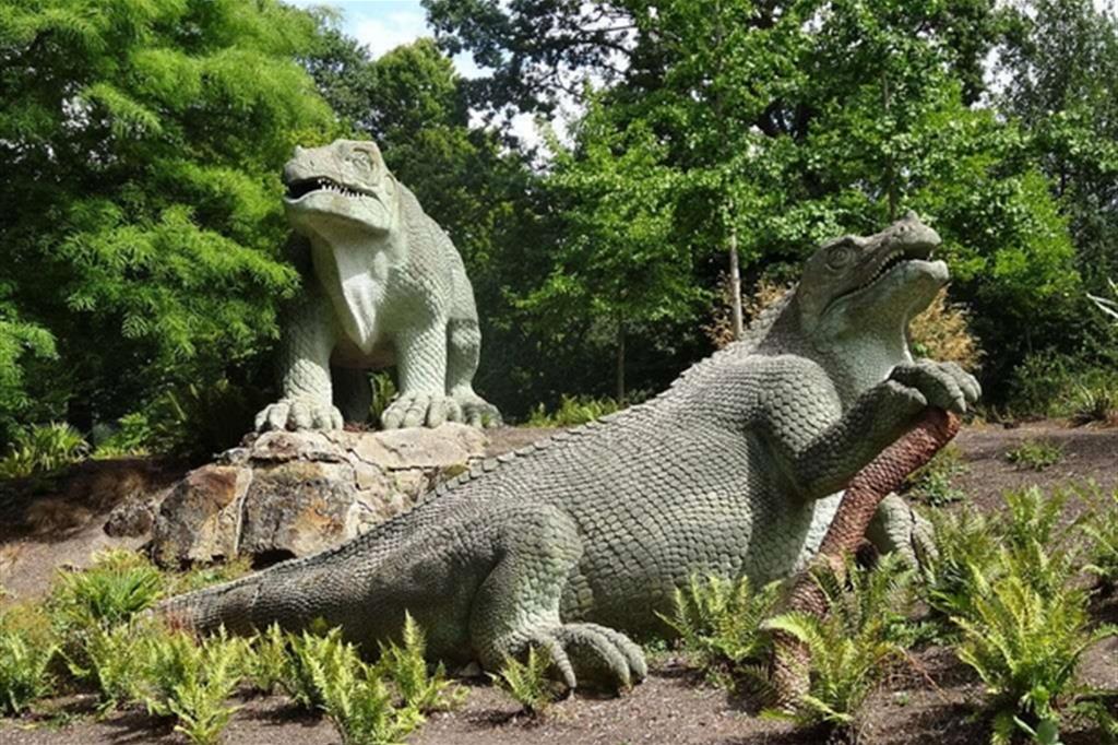 Due statue di dinosauri nel Crystall Palace Park a Londra