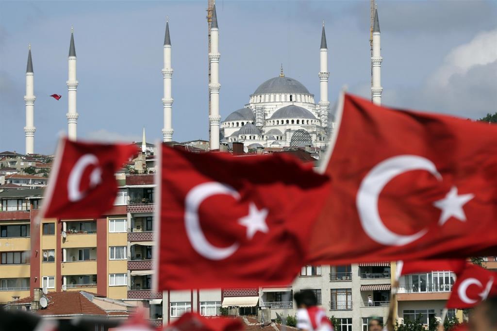 Le bandiere della Turchia davanti ai minareti delle moschee (foto Ap)