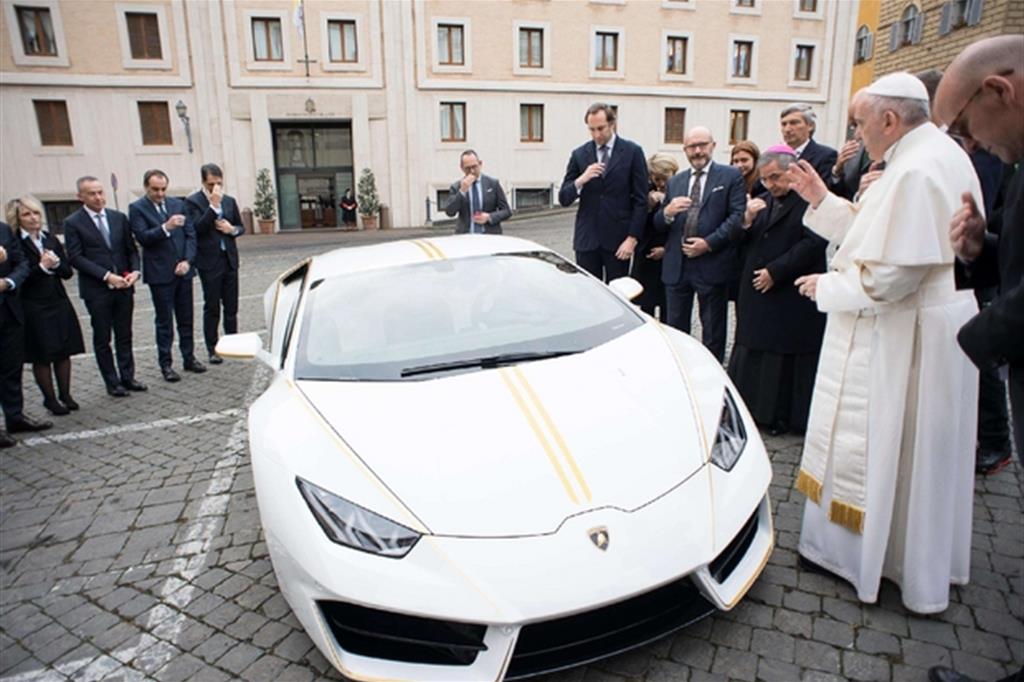 Il Papa riceve la Lamborghini, il 15 novembre 2017 (Osservatore Romano)