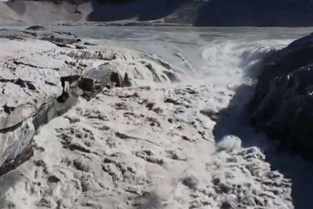 In Groenlandia i ghiacciai si sciolgono a velocità impressionante e diventano fiumi impetuosi (immagine dal video in pagina)