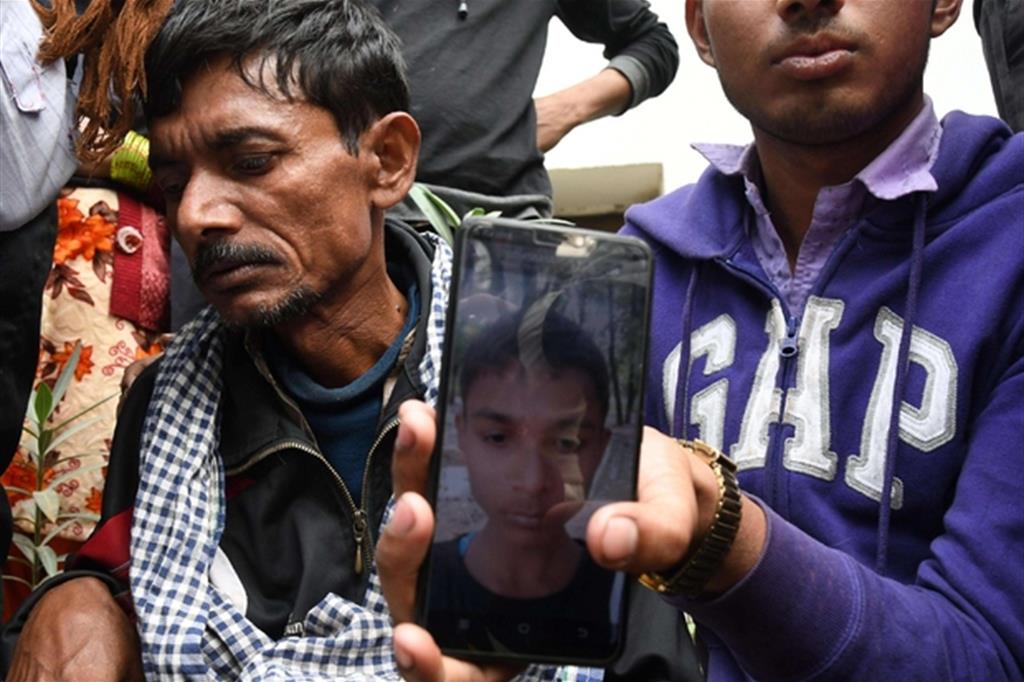 Lo strazio dei parenti delle vittime dell'incendio di una fabbrica a New Delhi (Ansa)