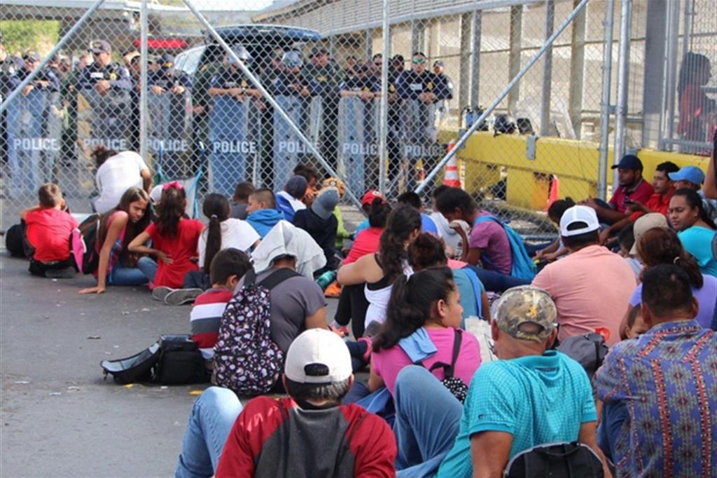Migranti accampati sul ponte alla frontiera tra Messico e Stati Uniti (Ansa/Epa)