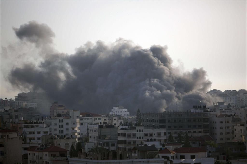 Un attacco su Gaza City (Ansa)