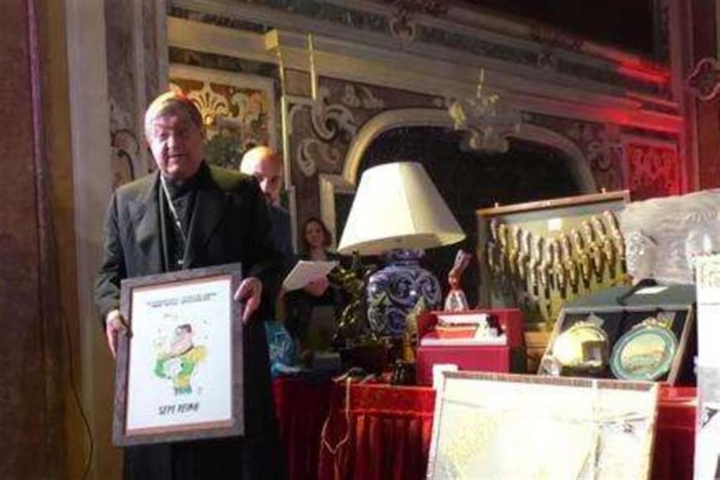 Il cardinale Sepe alla tradizionale asta di beneficenza in una delle precedenti edizioni