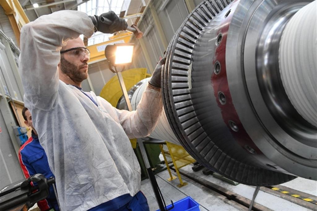 Un operaio al lavoro su parti di una turbina nella fabbrica Ansaldo Energia di Genova (Ansa)