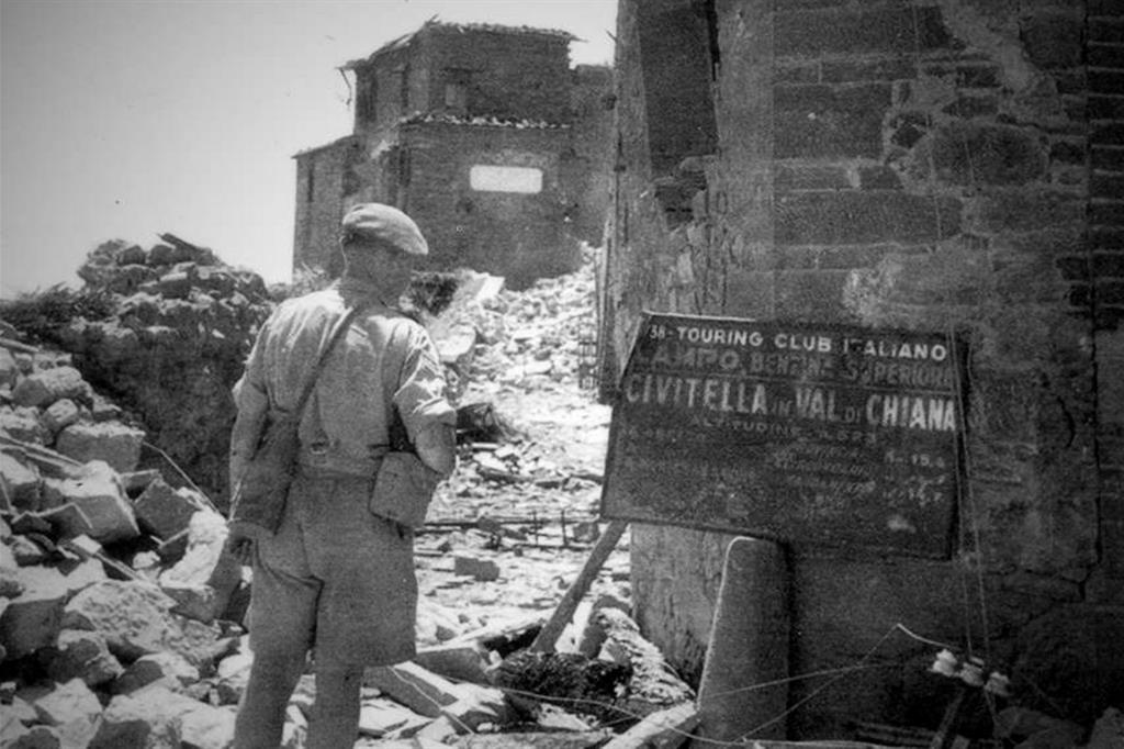 Civitella in Val di Chiana, nell'Aretino, nei mesi successivi all'eccidio del 29 giugno 1944 (foto Archivio della memoria)