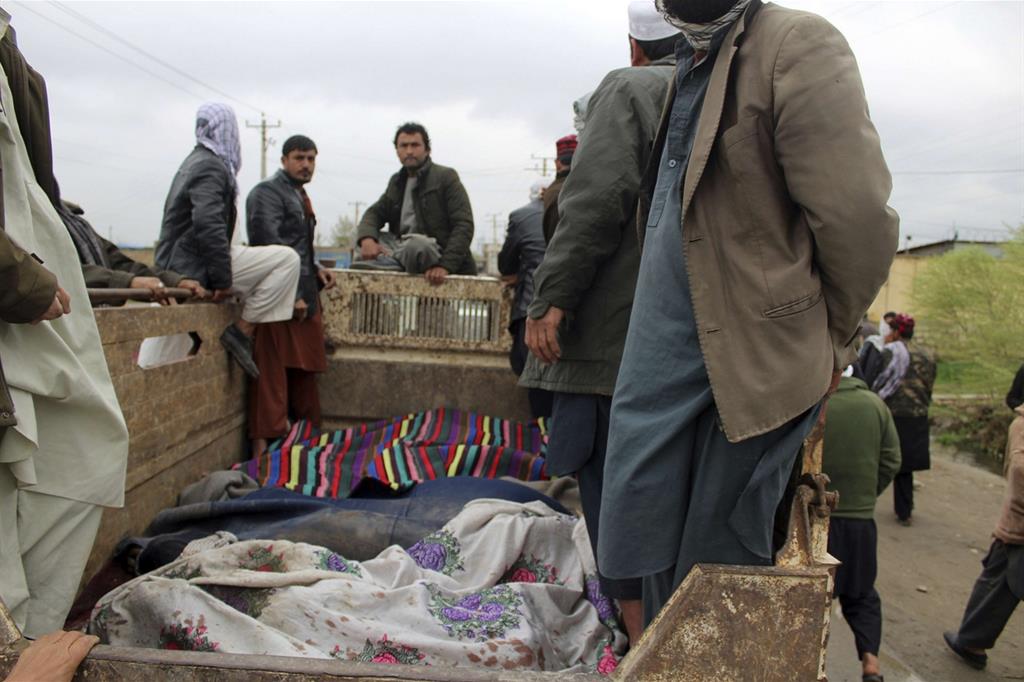 Una manifestazione di protesta nella provincia di Kunduz, in Afghanistan, con i corpi di persone uccise, secondo i manifestanti, durante un'operazione militare (Ap)