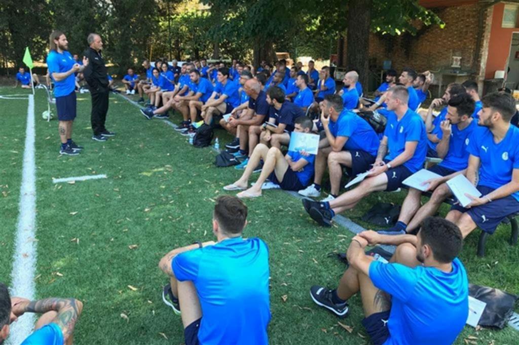 Il presidente Assoallenatori, Renzo Ulivieri, tiene lezione ai 63 calciatori del ritiro per disoccupati di Coverciano