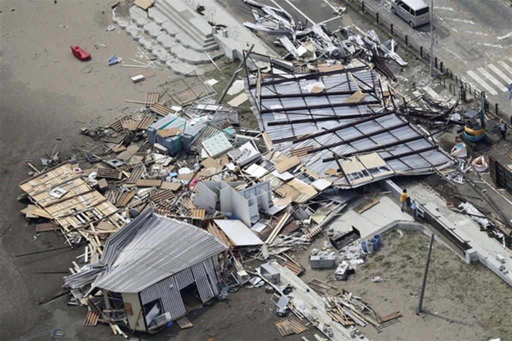 La devastazione nei villaggi satellite alla periferia della capitale giapponese (Ansa)