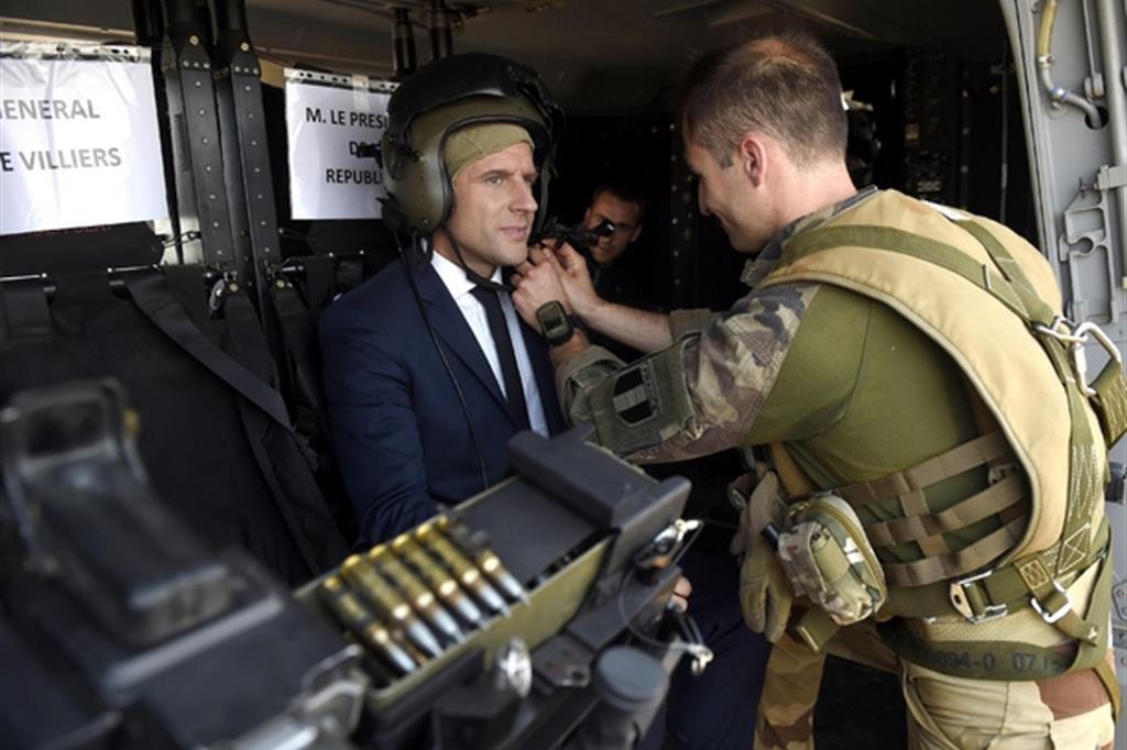 Il presidente Emmanuel Macron su un elicottero nel nord del Mali durante una visita alle truppe francesi a Gao