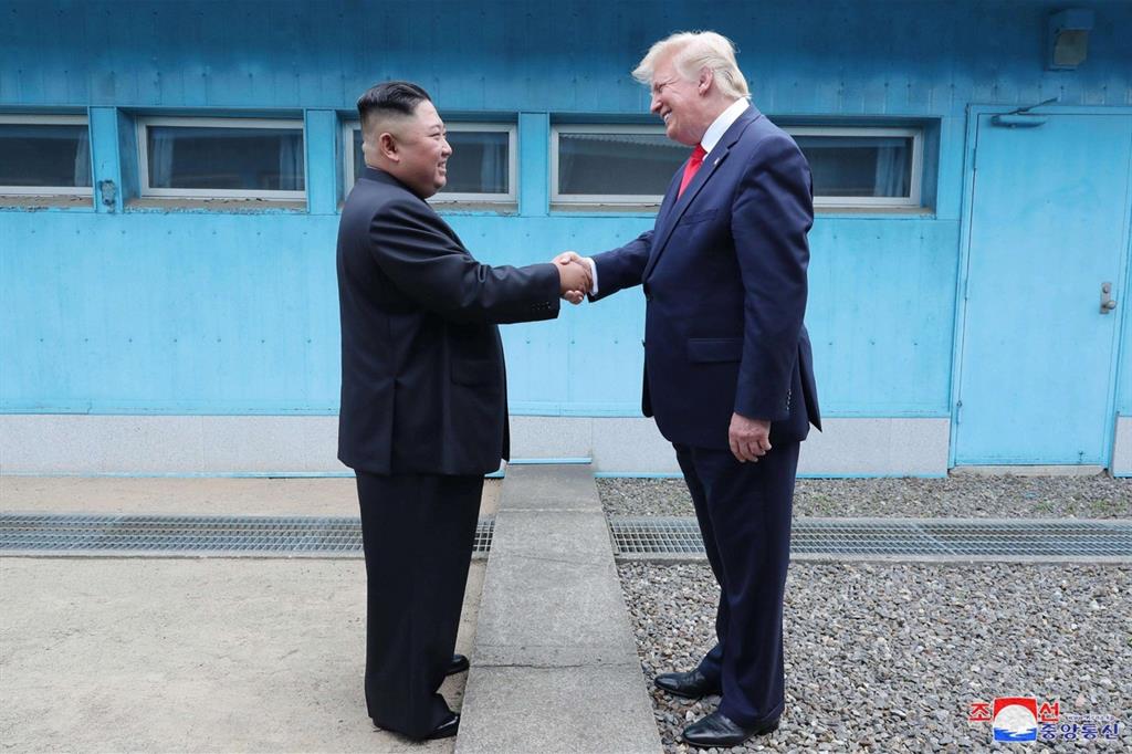 La stretta di mano tra Kim e Trump sulla linea di confine tra le due Coree. Trump è stato il primo presidente Usa a mettere piede in territorio nordcoreano (Ansa)