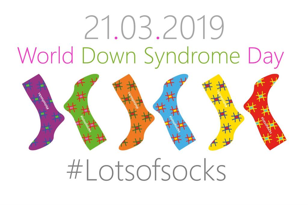Uno dei manifesti per la Giornata mondiale della Sindrome di Down, col simbolo dei "calzini spaiati"