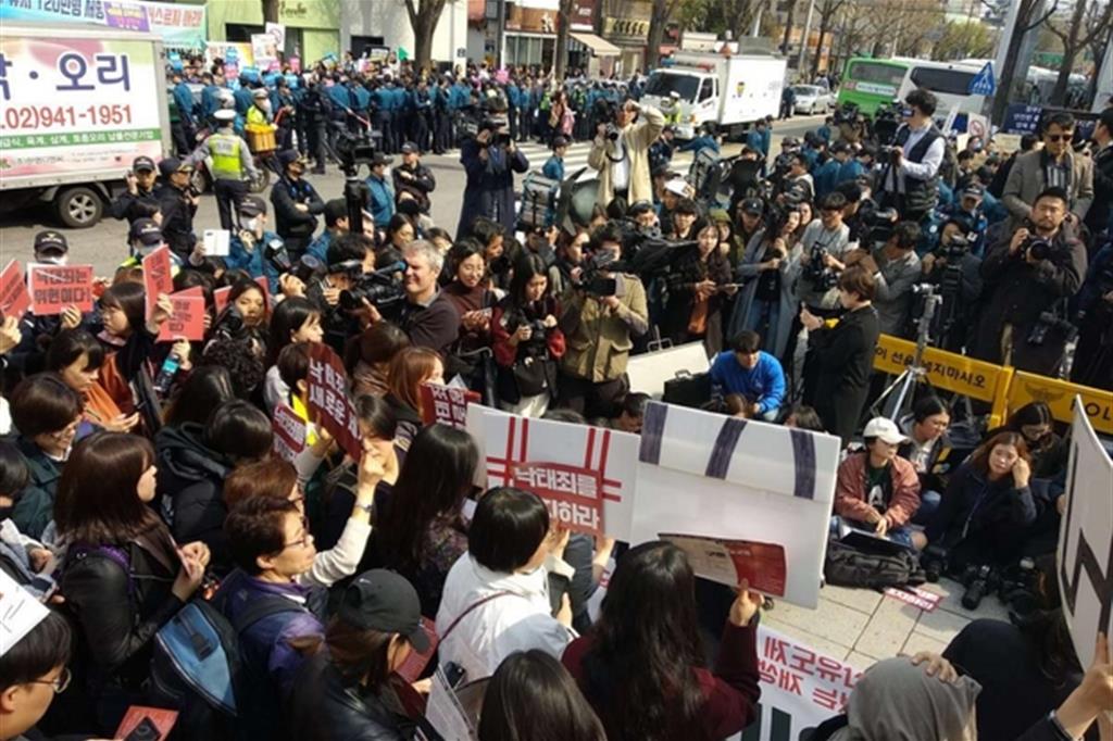 Il verdetto è stato preceduto da manifestazioni di gruppi pro-abortisti fuori dal palazzo della Corte Costituzionale di Seul