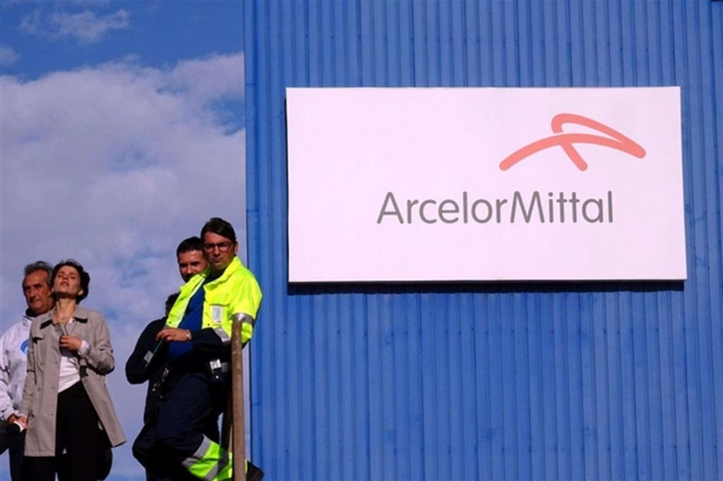 Operai davanti all'Arcelor Mittal di Taranto (Ansa)