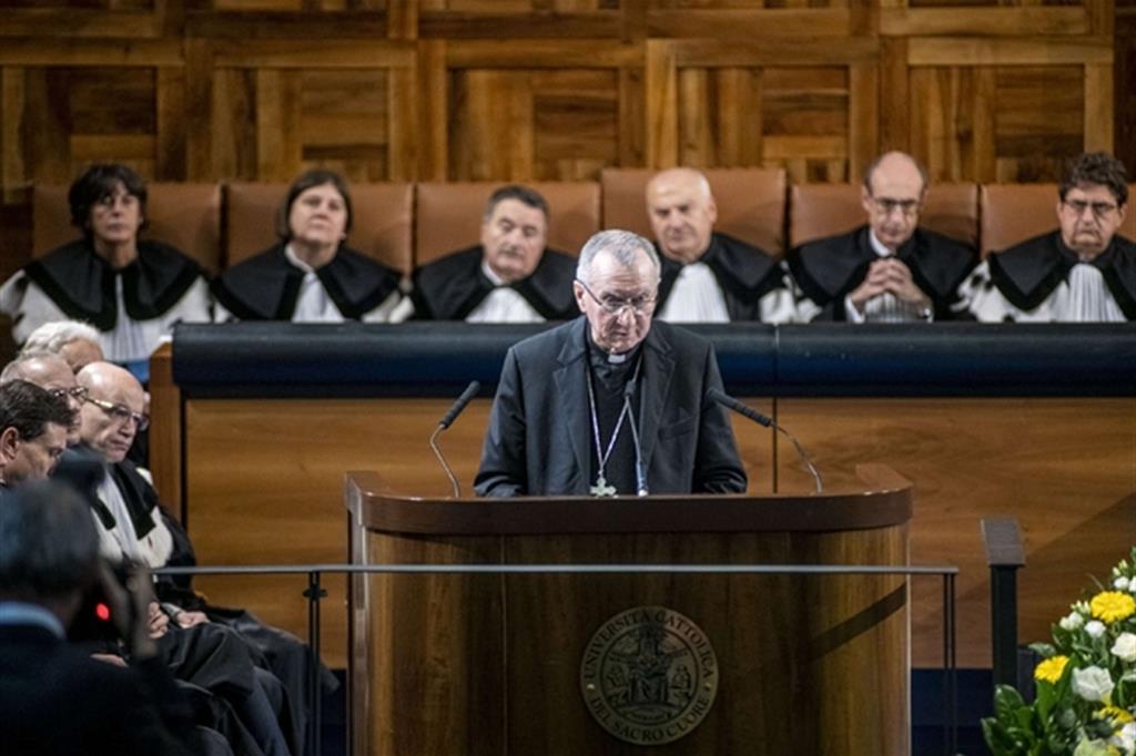 Il cardinale Parolin durante la prolusione all'Università Cattolica (Fotogramma)