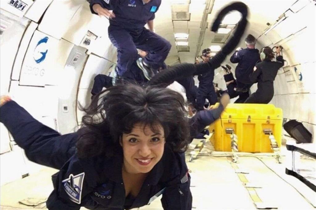 Valentina Sumini mentre testa un suo prototipo di esoscheletro in assenza di gravità