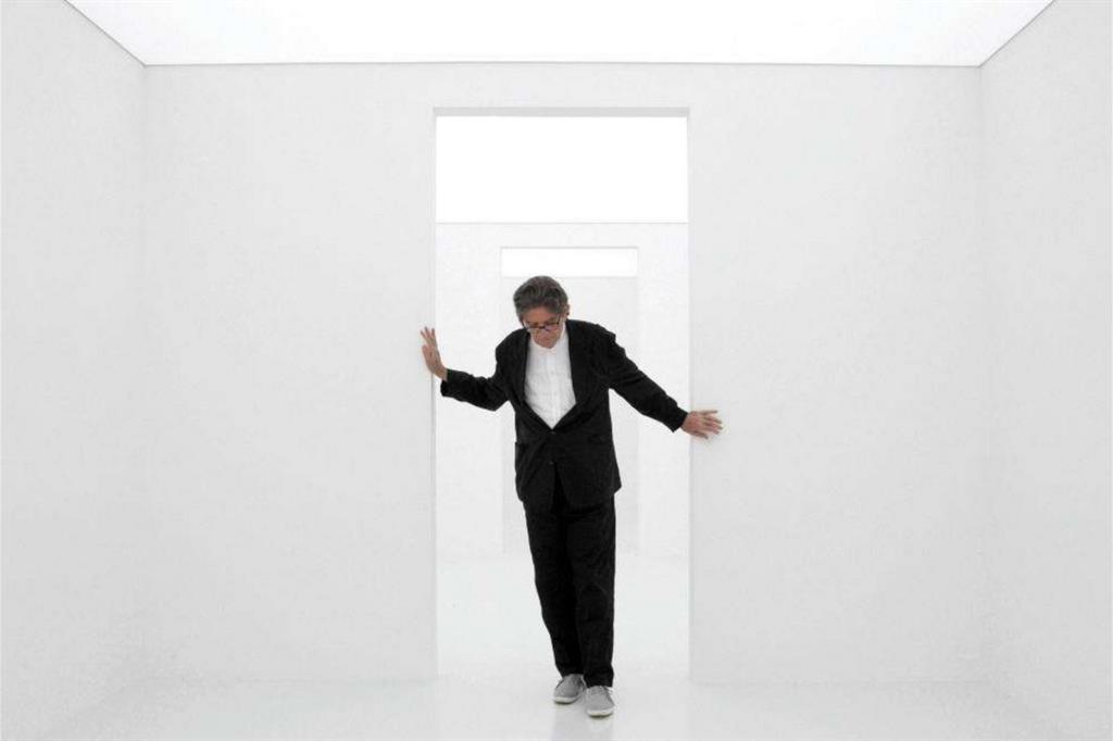 Ettore Spalletti all'interno della mostra "Un giorno così bianco, così bianco" a lui dedicata nel 2014 dal Maxxi di Roma (Maxxi/Ansa)