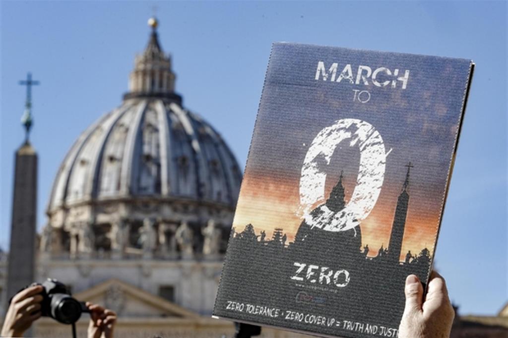 Manifestazione delle vittime di abusi in Vaticano il 24 febbraio 2019 (Ansa)