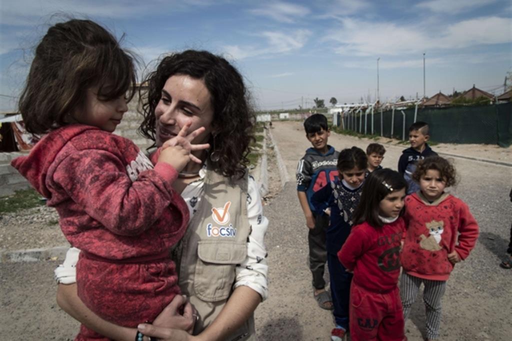 Una operatrice Focsiv nel campo profughi di Qustapa, nel Kurdistan iracheno (Cristian Gennari)
