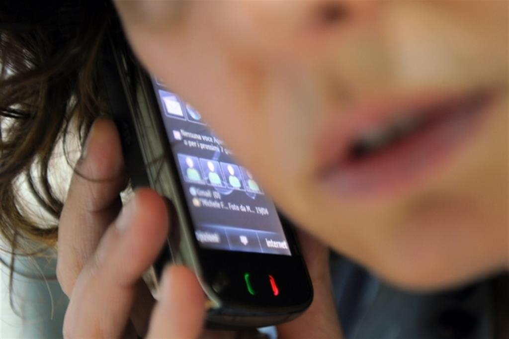 «I ministeri informino sui rischi dei telefonini». Cosa dice la scienza