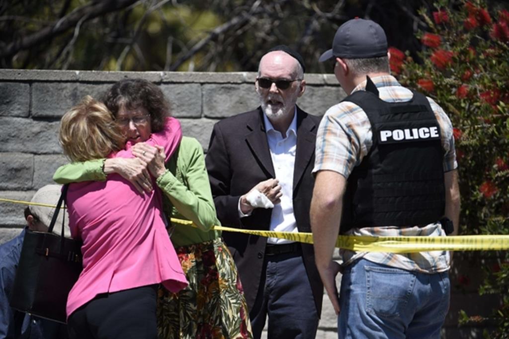 Un'immagine ripresa poco dopo l'attacco alla sinagoga a San Diego (Ansa)
