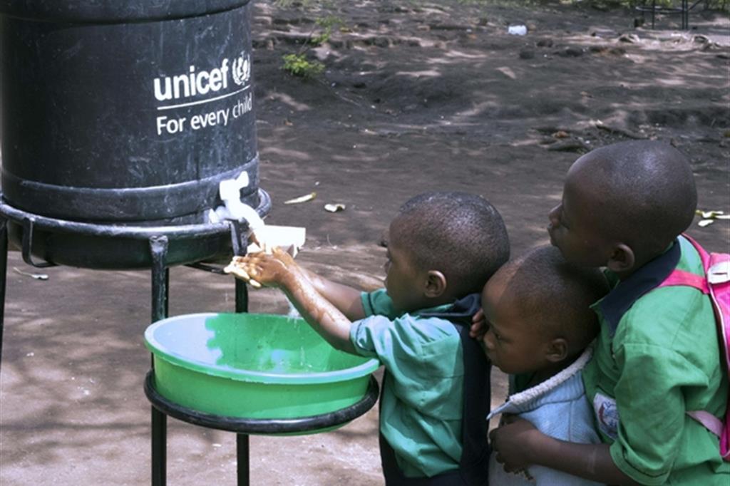La prevenzione: bimbi di una scuola elementare di Nyabugando, al confine con l'Uganda, imparano le regole di igiene (Ansa)