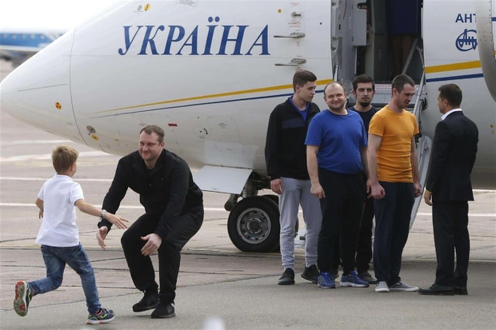 Il capo dello Stato ucraino Volodymyr Zelenskiy accoglie i prigionieri liberati a Kiev (Ansa)