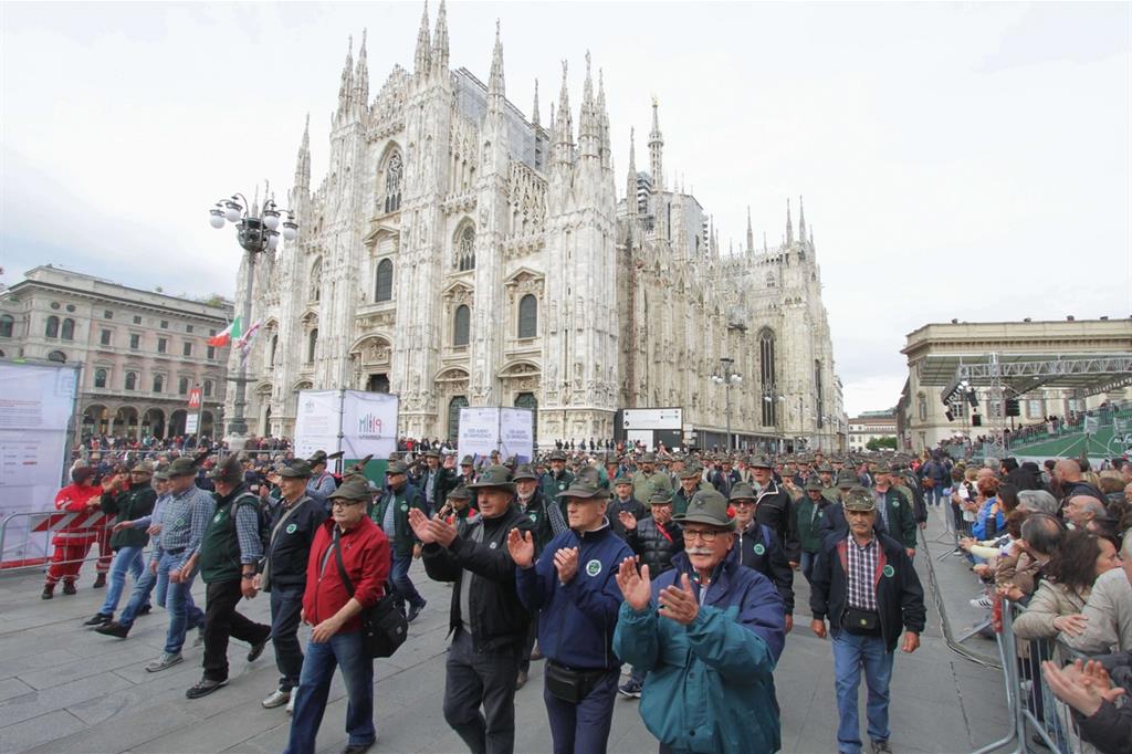 La sfilata in piazza Duomo (Fotogramma)