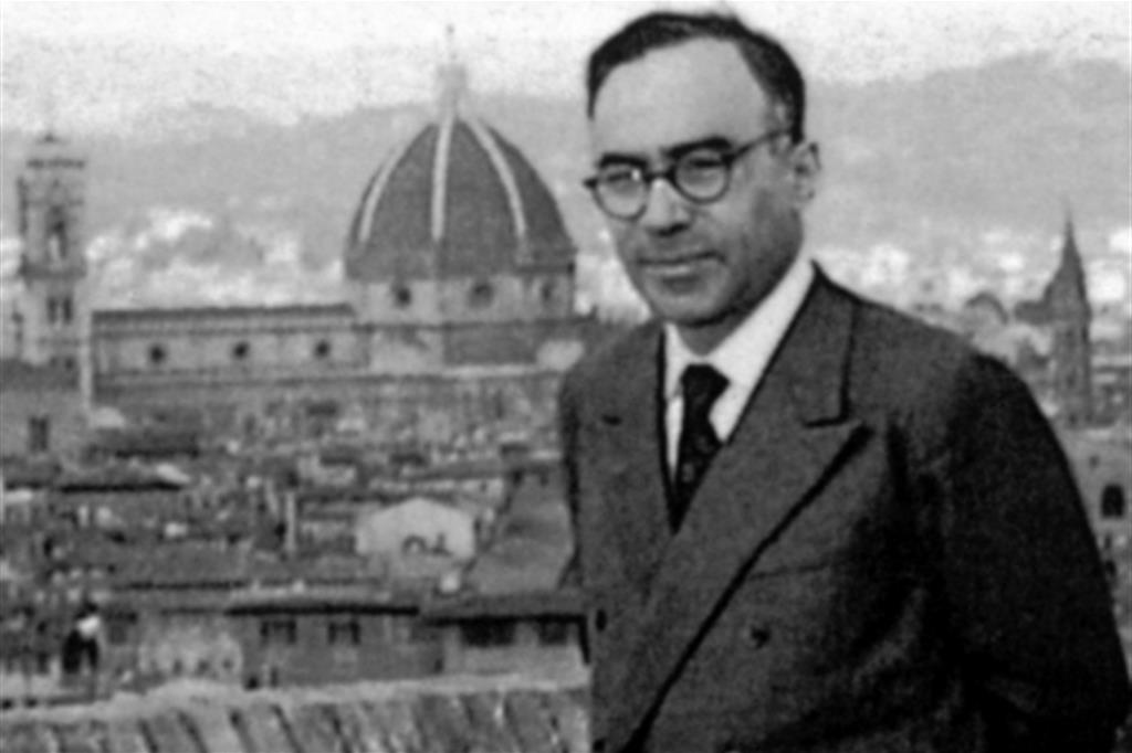 Giorgio La Pira fotografato sulle colline di Firenze, la città di cui fu sindaco; sullo sfondo la cupola del Duomo