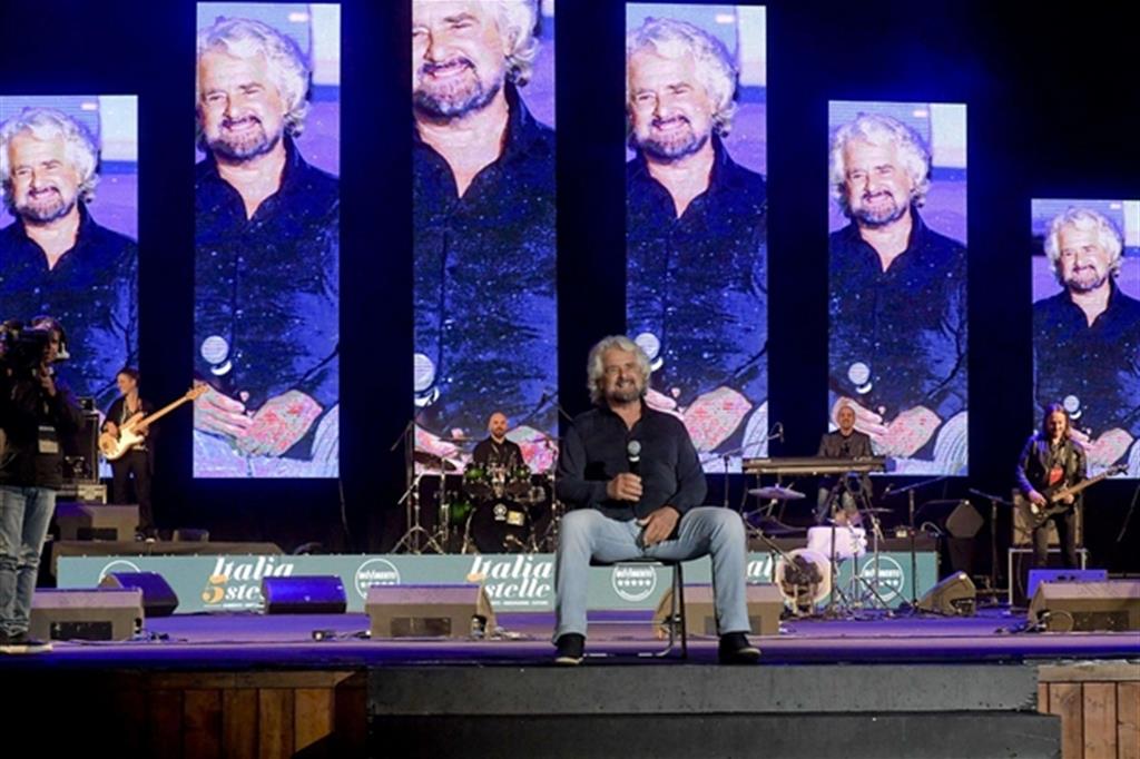 Beppe Grillo alla kermesse napoletana per i 10 anni della nascita del Movimento 5 stelle (Ansa)